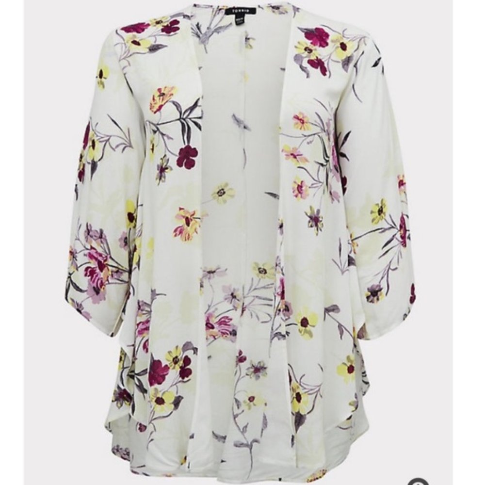 NWT | Torrid Size 3/4 | White Floral Crepe Shirttail Kimono